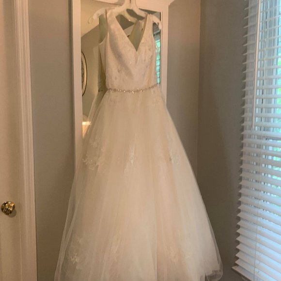 WEDDING DRESS, VIEL AND JEWELED BAND INCLUDED. - Picture 7 of 16